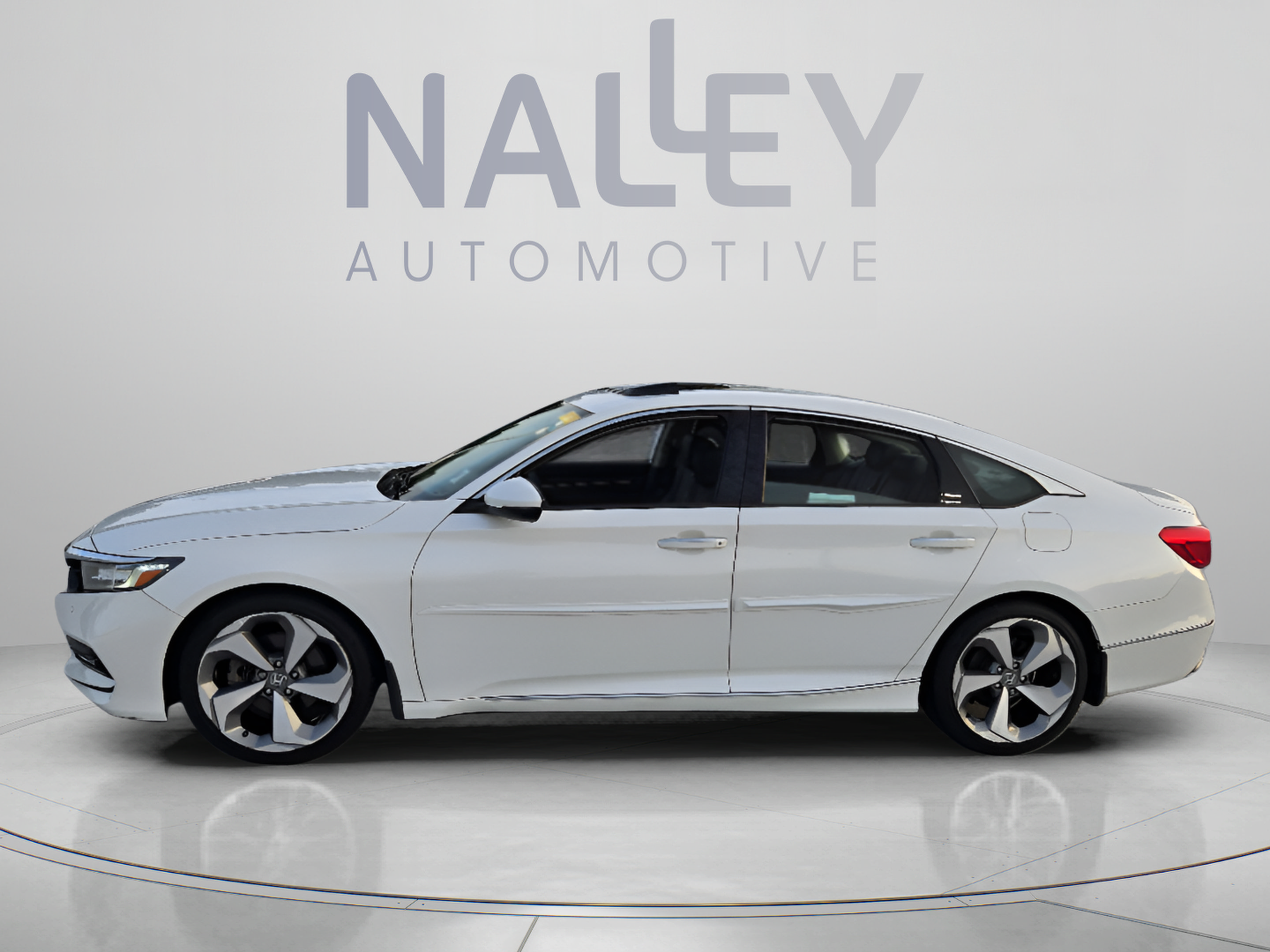 Used 2018 Honda Accord Touring image 2