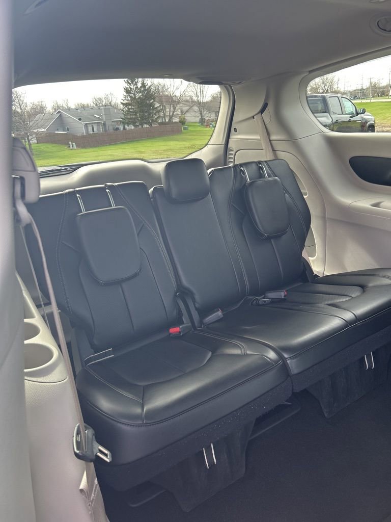 Used 2023 Chrysler Pacifica Touring-L image 57