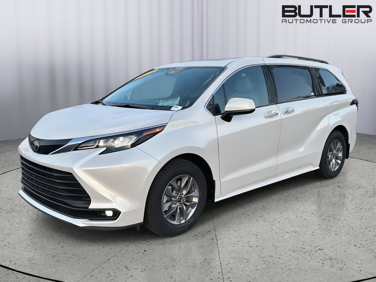 Used 2025 Toyota Sienna XLE w/ XLE Plus Package FWD image 2