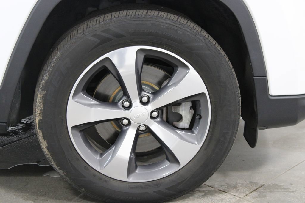 Used 2019 Jeep Cherokee Limited AWD/4WD image 12