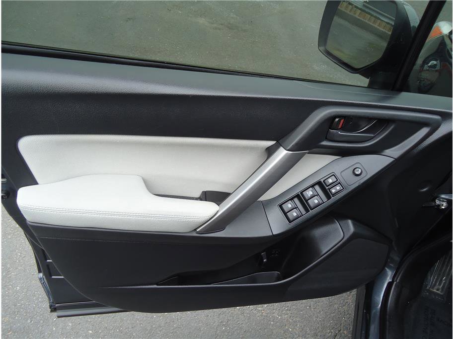 Used 2015 Subaru Forester 2.5i Premium w/ All-Weather Package image 11