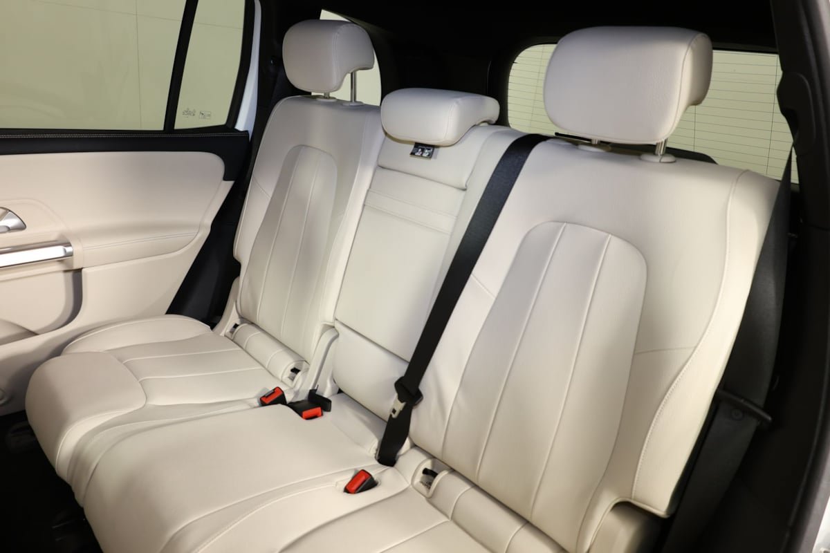 Used 2025 Mercedes-Benz GLB 250 4MATIC image 10