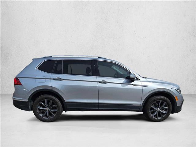 Used 2023 Volkswagen Tiguan SE w/ Panoramic Sunroof Package FWD image 4