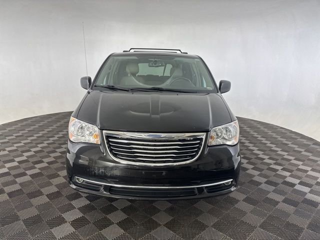 Used 2015 Chrysler Town & Country Touring image 2