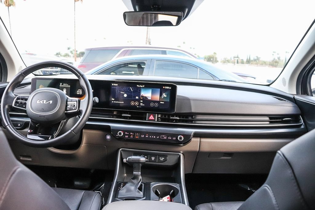 Used 2025 Kia Carnival FWD image 14