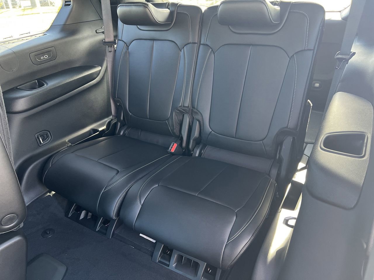 New 2025 Jeep Grand Cherokee L Limited w/ Black Appearance Package AWD/4WD image 25