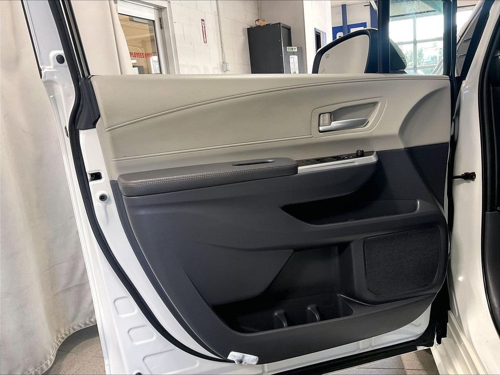 Used 2021 Toyota Sienna XLE w/ XLE Plus Package AWD/4WD image 9