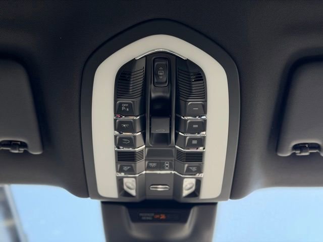 Used 2025 Porsche Macan AWD/4WD image 42