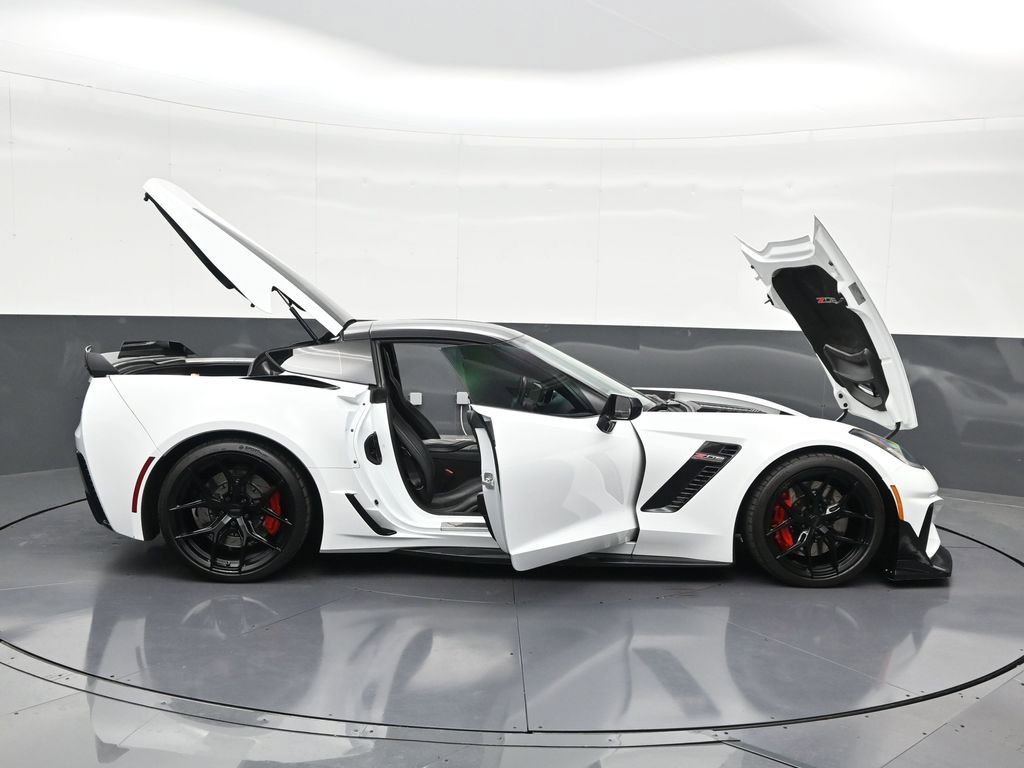 Used 2019 Chevrolet Corvette Z06 image 32