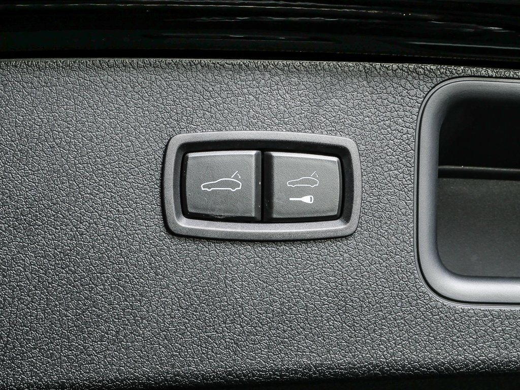 Certified 2025 Porsche Macan image 35