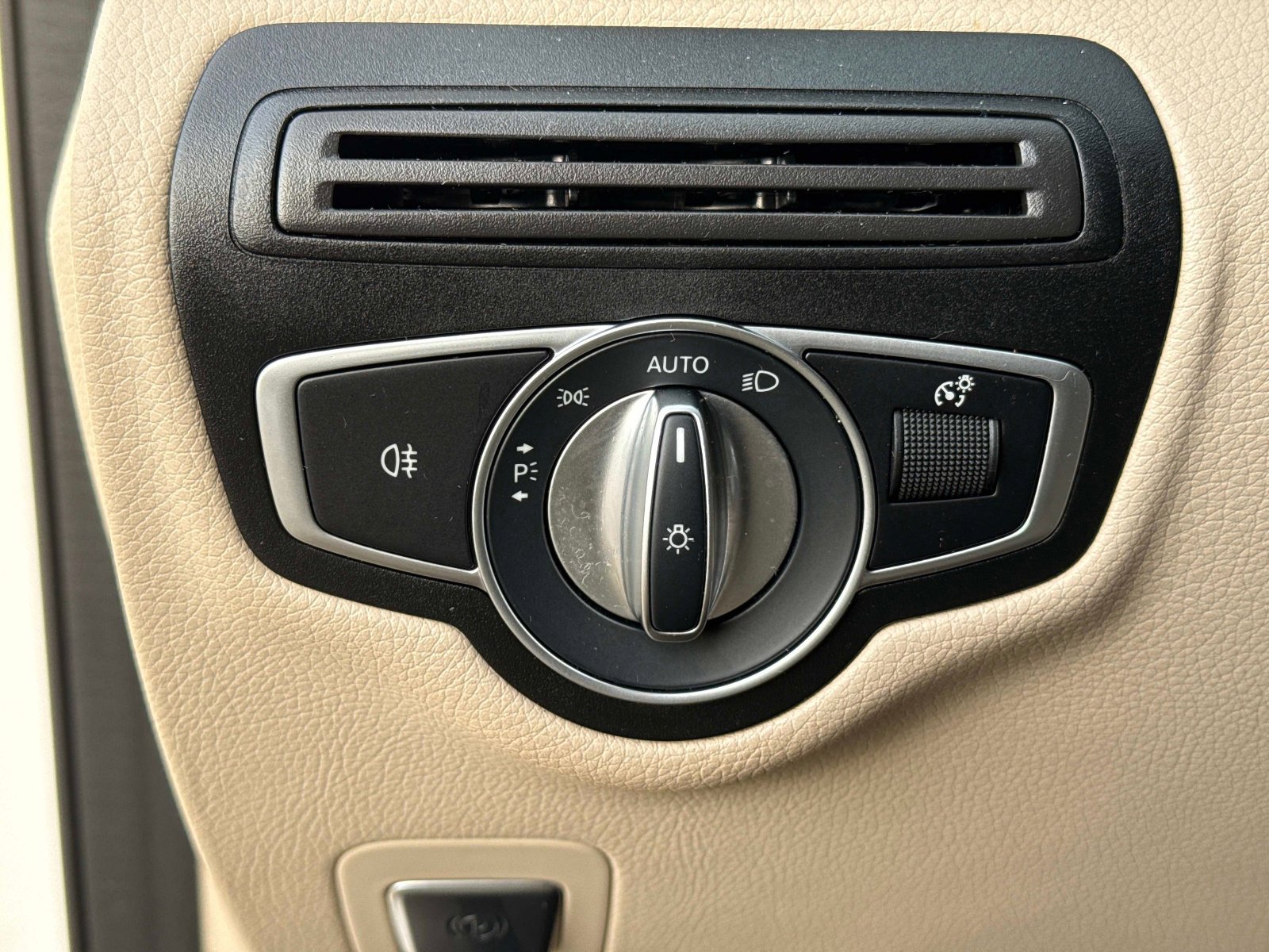 Used 2022 Mercedes-Benz GLC 300 4MATIC w/ Premium Package Lite image 32