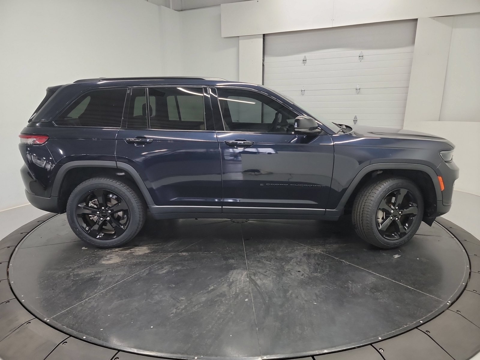Used 2023 Jeep Grand Cherokee Limited w/ Black Appearance Package AWD/4WD image 11