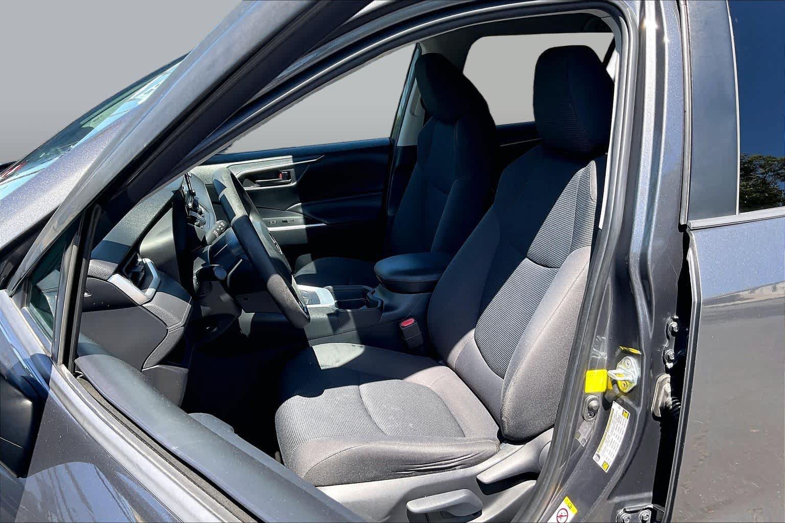 Used 2019 Toyota RAV4 LE w/ Carpet Mat Package FWD image 7