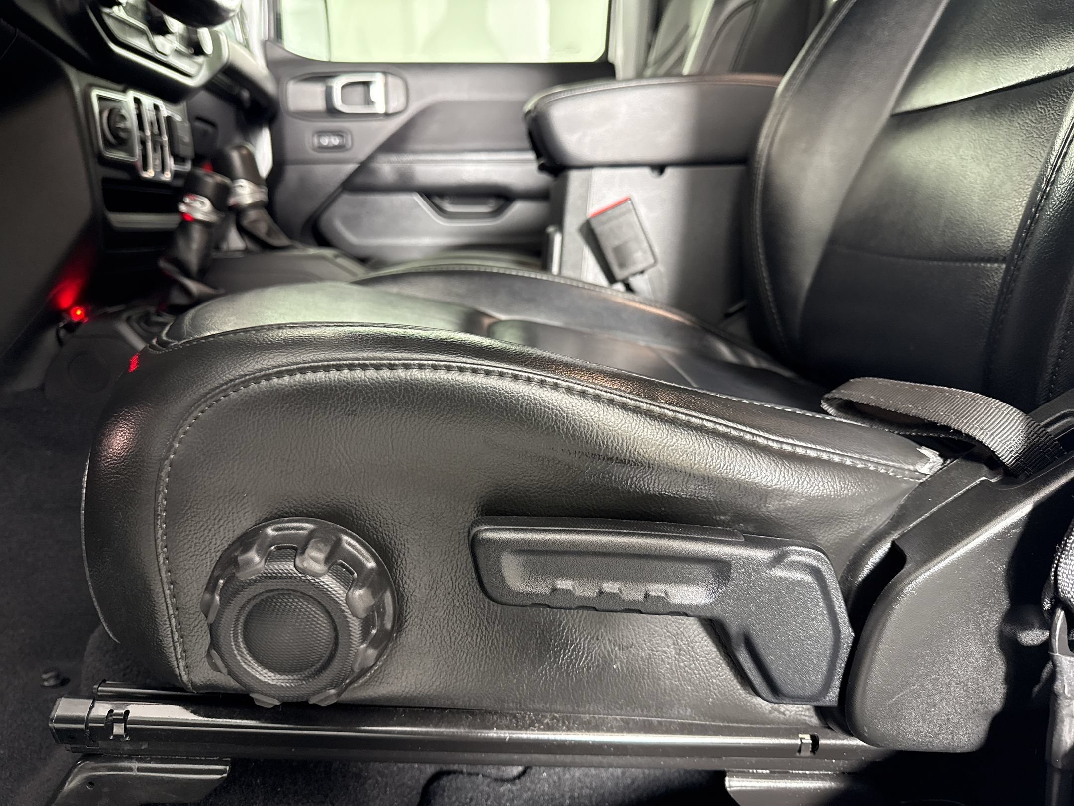 Used 2022 Jeep Wrangler Unlimited Sahara AWD/4WD image 13