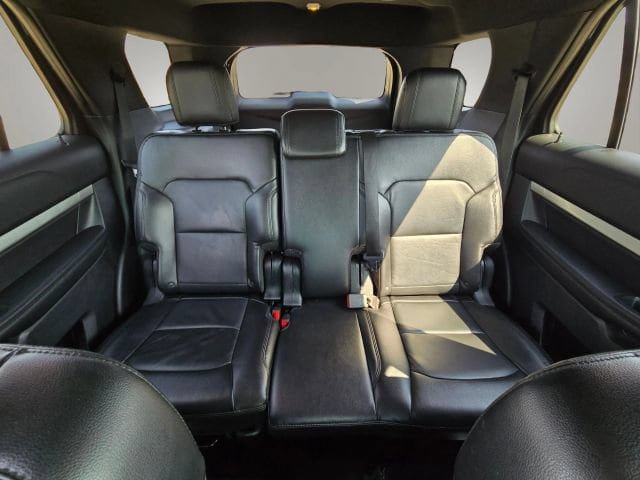 Used 2017 Ford Explorer XLT w/ Equipment Group 202A AWD/4WD image 20