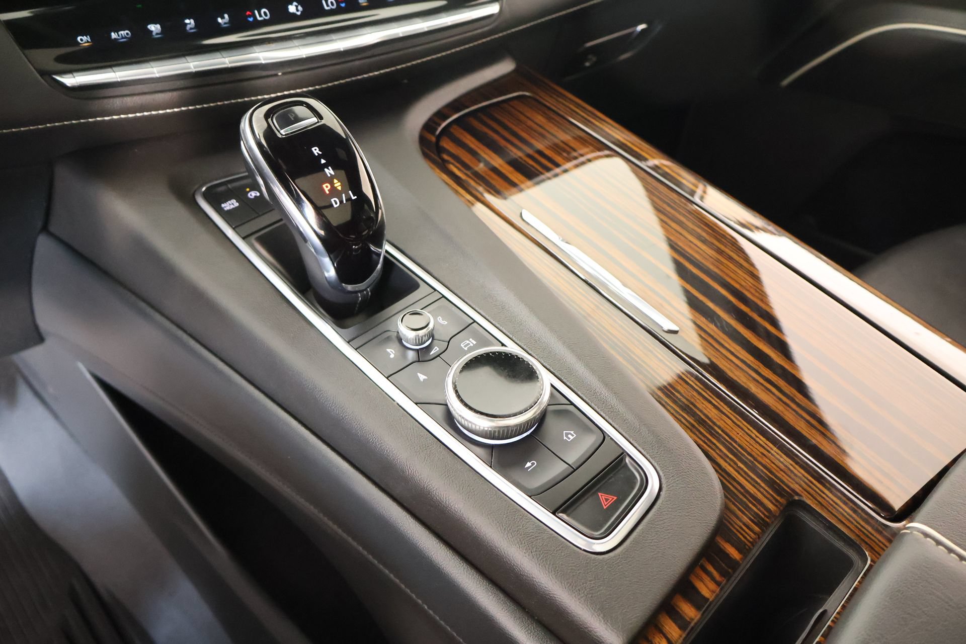 Used 2022 Cadillac Escalade Premium Luxury AWD/4WD image 8