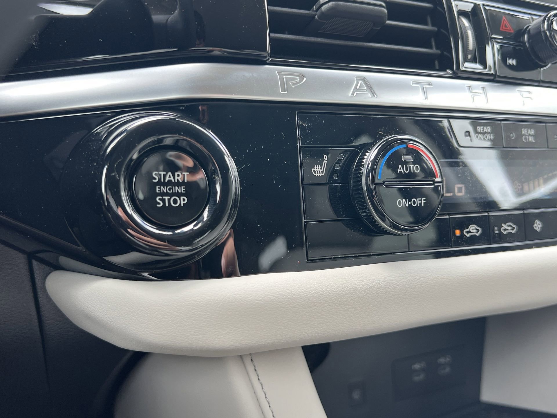 New 2026 Nissan Pathfinder SL image 6
