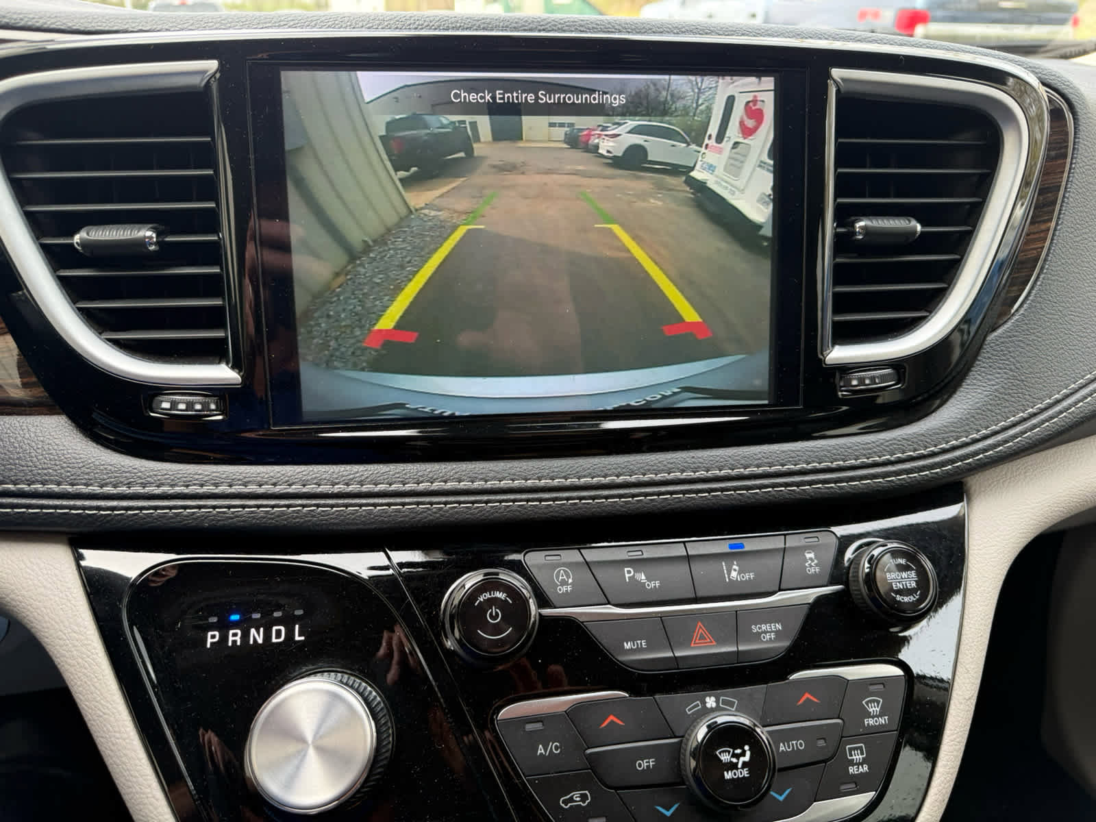 Used 2024 Chrysler Pacifica Limited FWD image 19