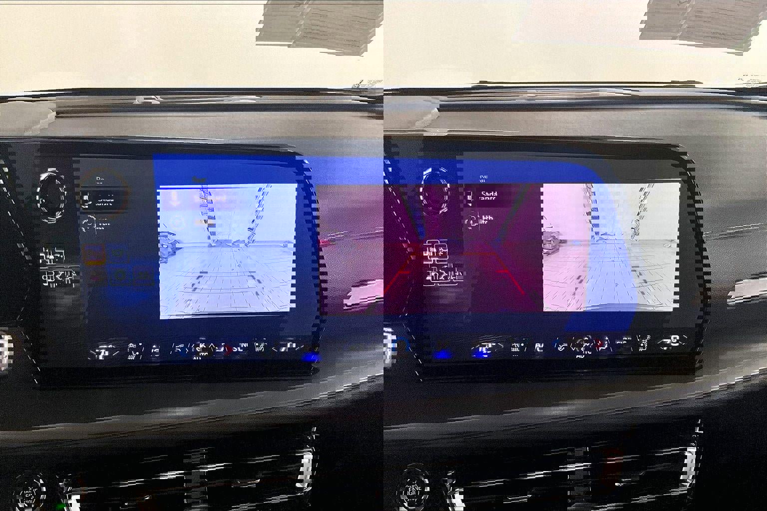 Used 2025 Chevrolet Traverse LT image 14