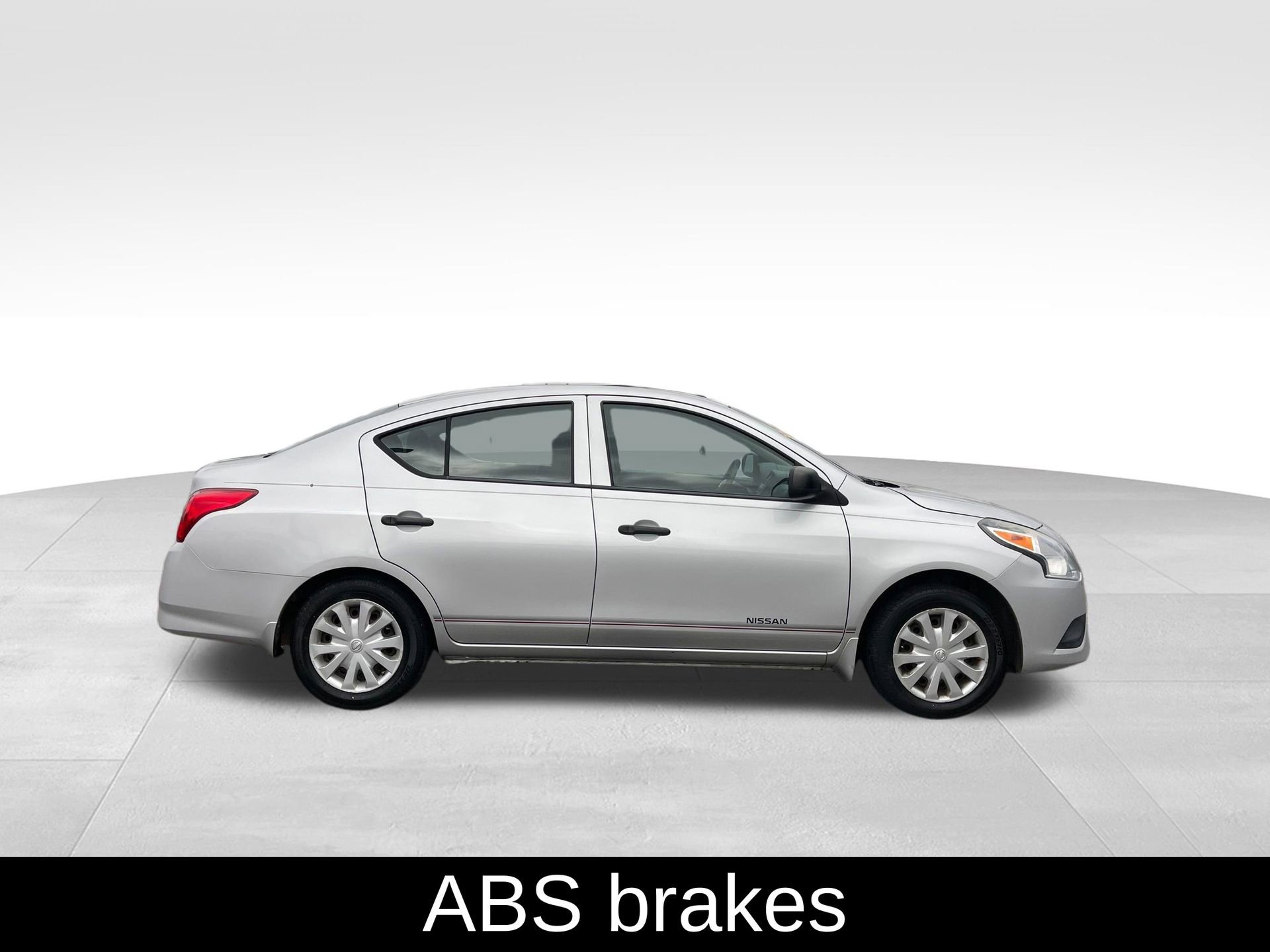 Used 2015 Nissan Versa S FWD image 4