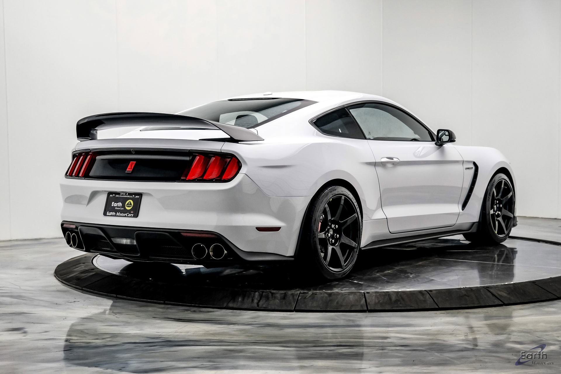 Used 2016 Ford Mustang Shelby GT350R w/ GT350R Equipment Group 920A RWD image 17