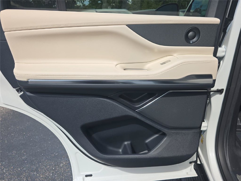 New 2027 Lincoln Navigator Premiere RWD image 10
