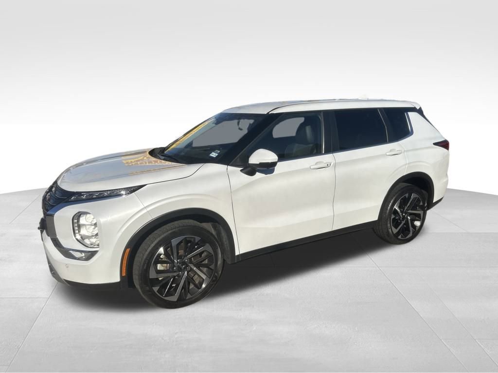 Used 2024 Mitsubishi Outlander SE image 3