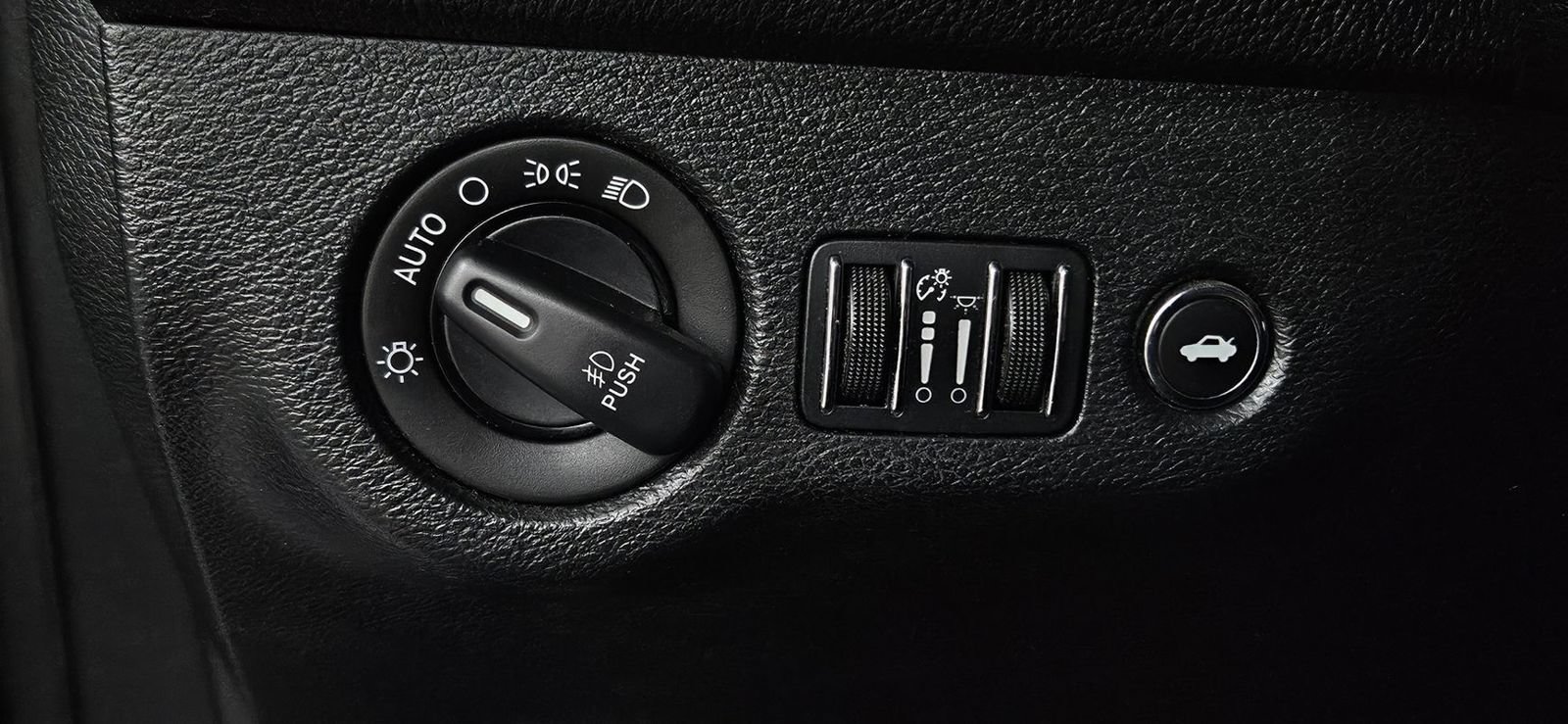 Used 2016 Dodge Challenger SRT w/ Technology Group RWD image 14