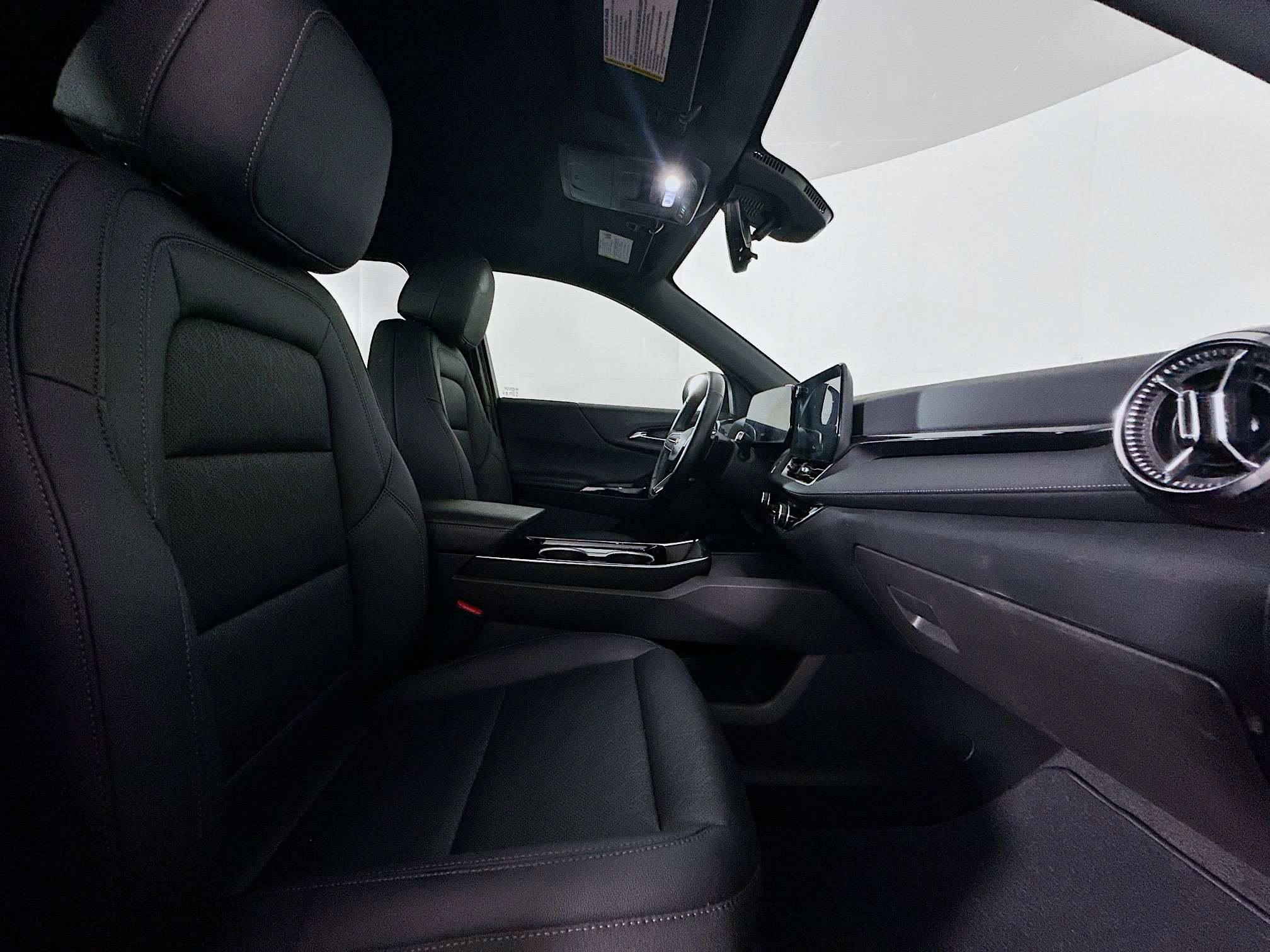Used 2025 Chevrolet Equinox LT w/ Convenience Package II image 33