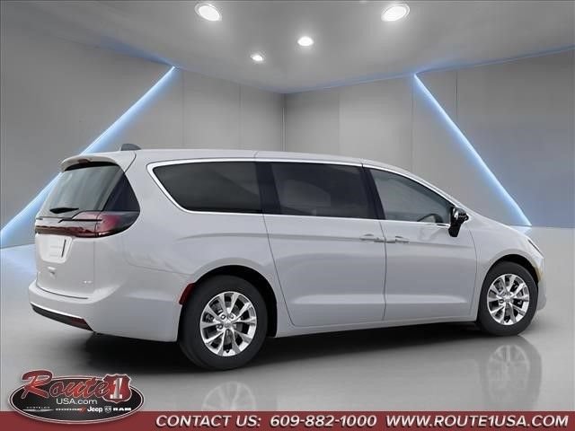 New 2027 Chrysler Pacifica Select AWD/4WD image 5