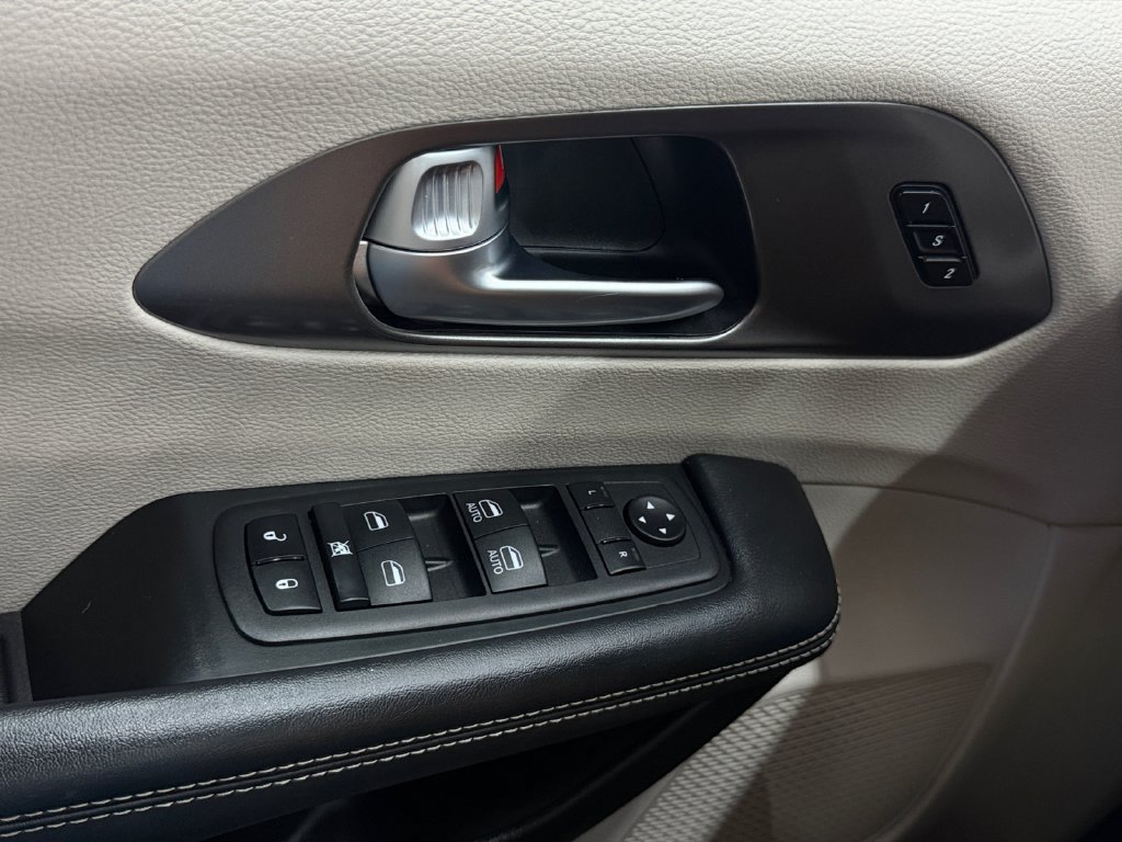Used 2023 Chrysler Pacifica Touring-L FWD image 11