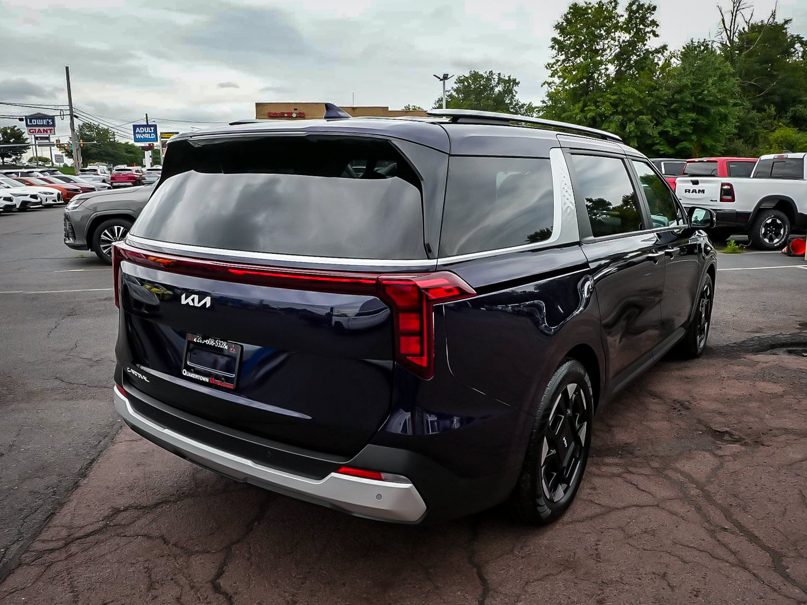 Used 2025 Kia Carnival EX FWD image 6