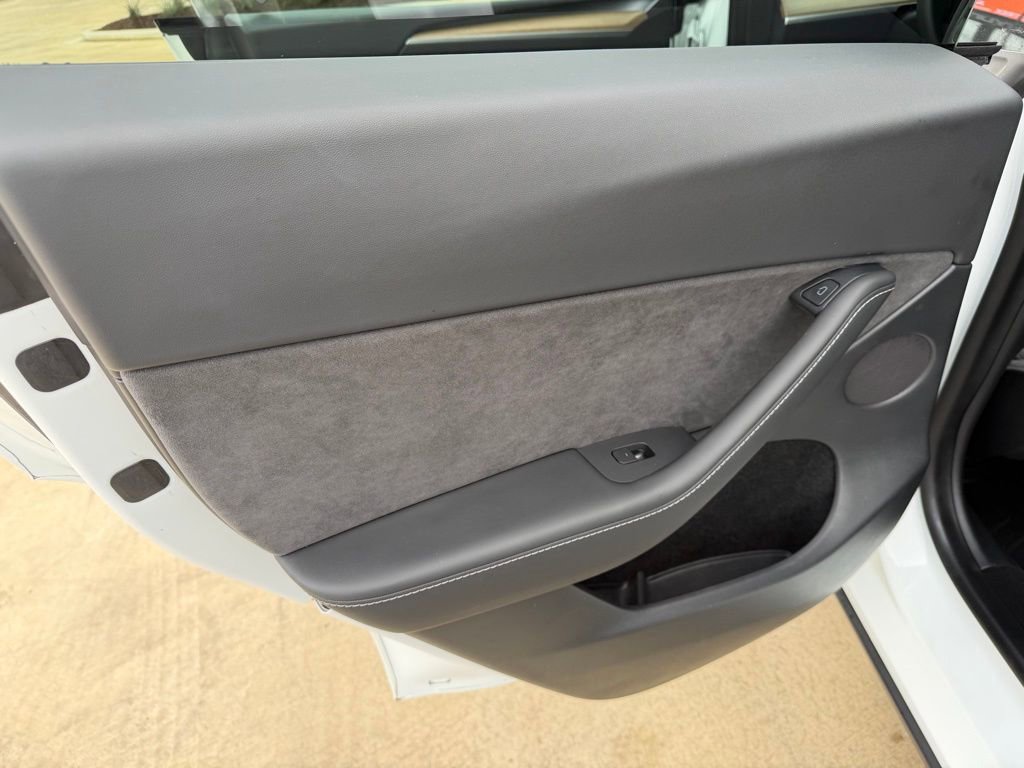 Used 2022 Tesla Model Y Long Range image 17