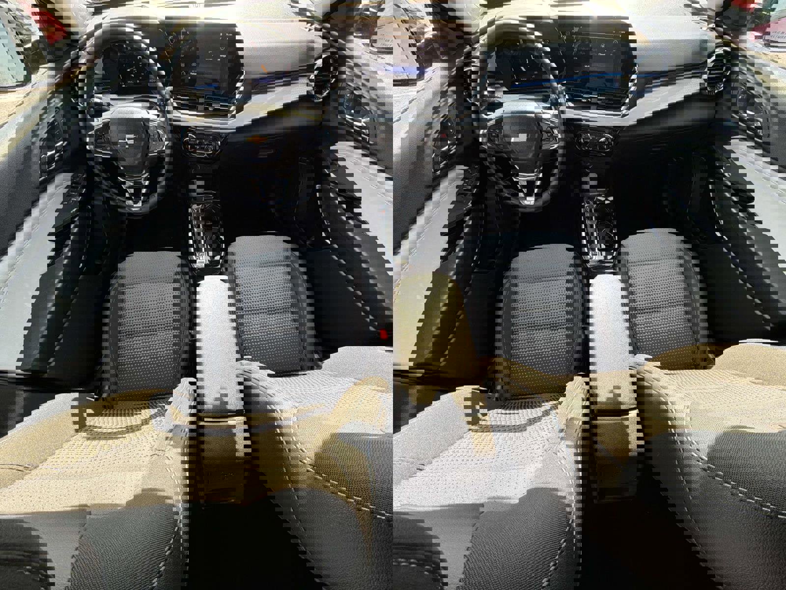 Used 2025 Chevrolet Trax LT w/ LT Convenience Package image 3