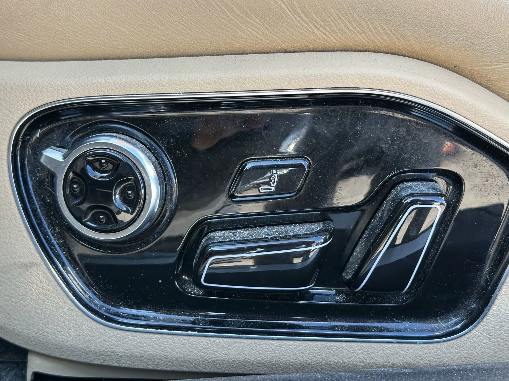 Used 2014 Audi A8 L 4.0T w/ Luxury Package image 38