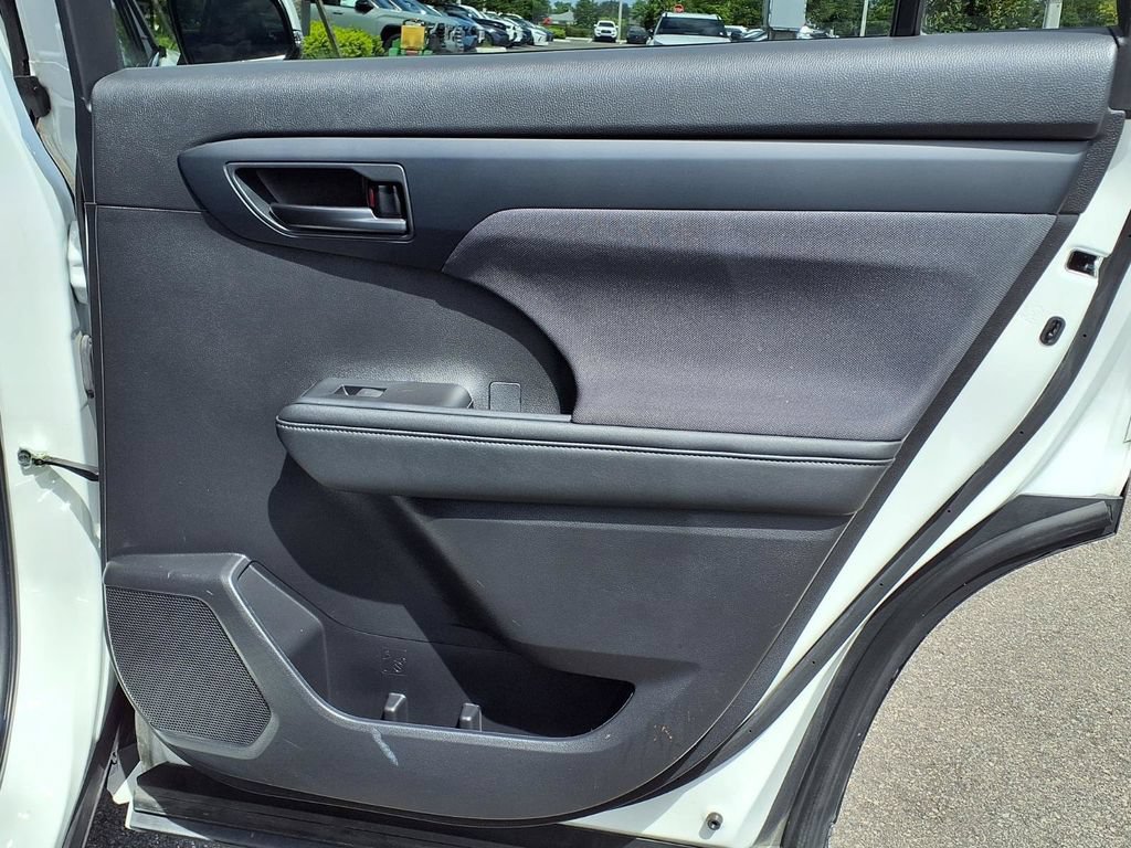 Used 2022 Toyota Highlander LE FWD image 14
