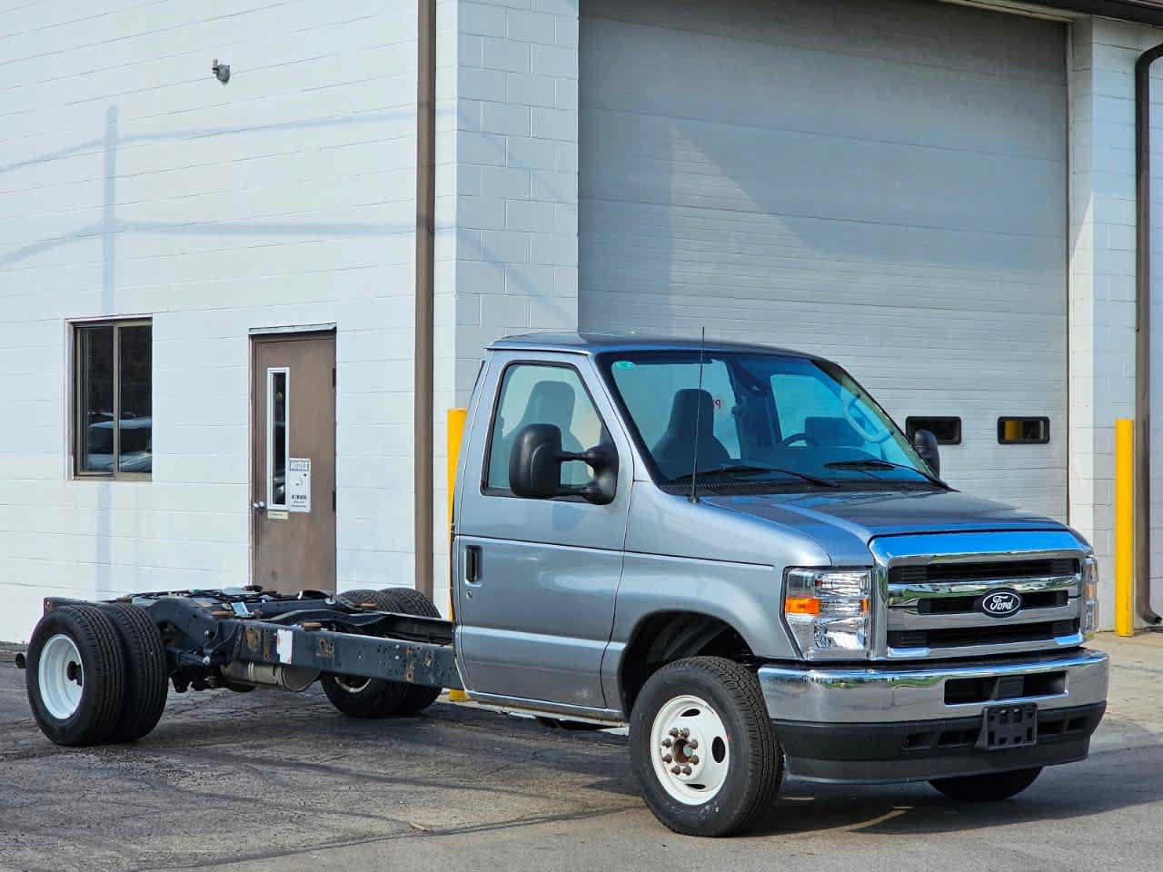 Used 2027 Ford E-350 and Econoline 350 Super Duty w/ Driver's Safety Package RWD image 2