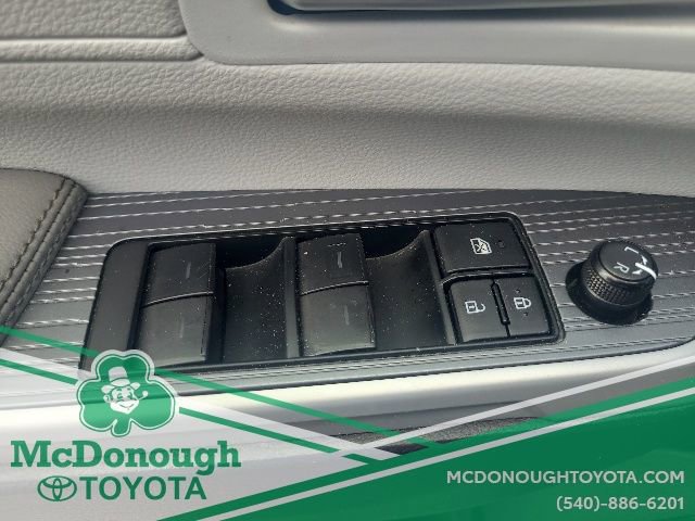 Certified 2025 Toyota Sienna XLE FWD image 17