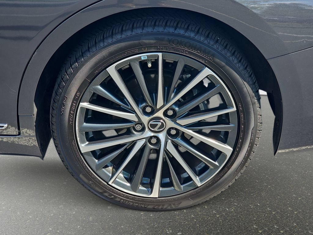 Certified 2022 Lexus ES 300h w/ Premium Package FWD image 33