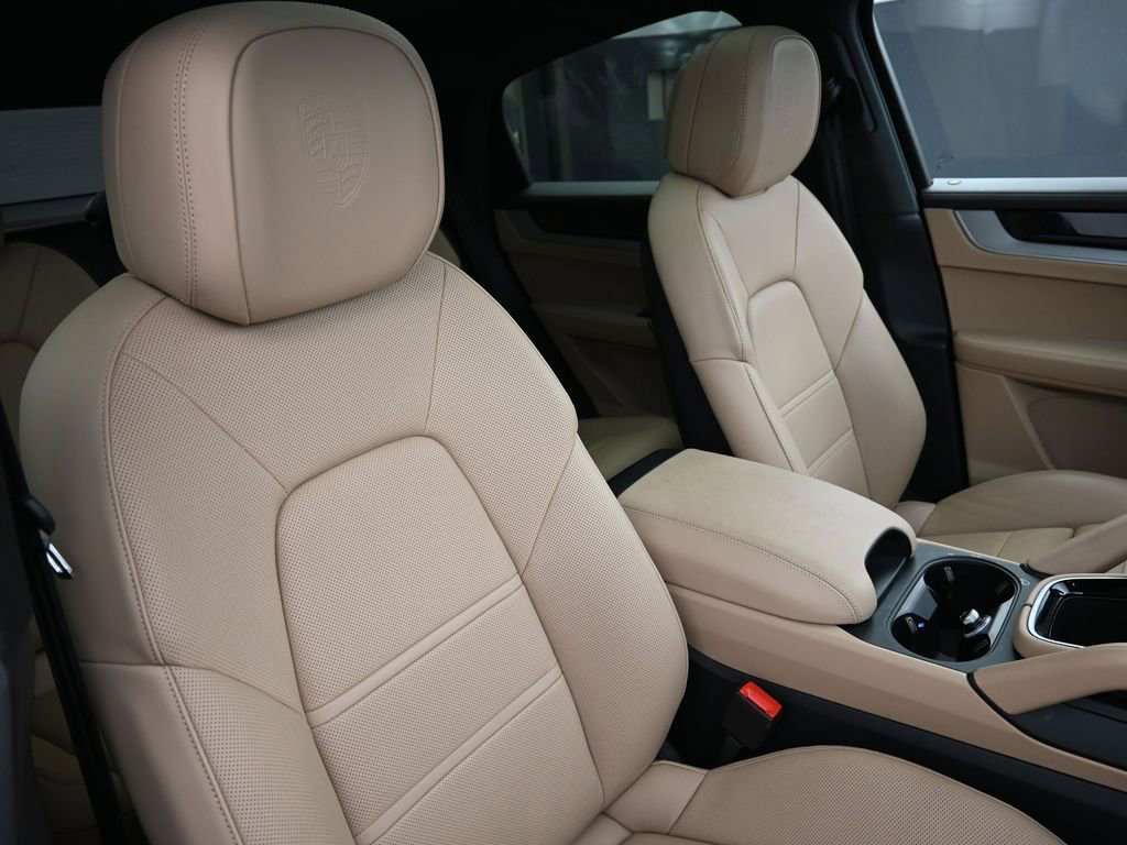 Certified 2025 Porsche Cayenne E-Hybrid Coupe image 28