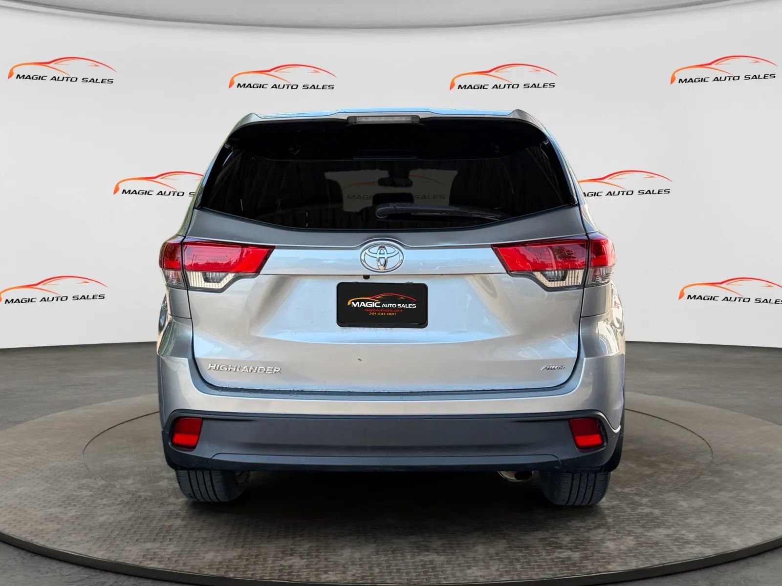 Used 2018 Toyota Highlander LE AWD/4WD image 9