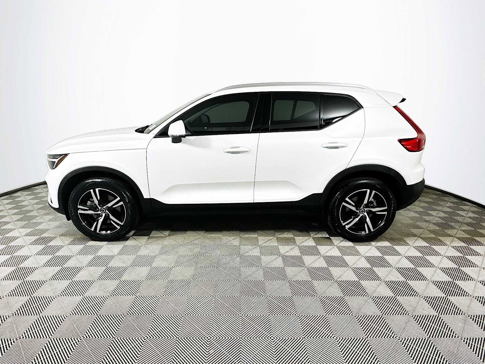 Used 2023 Volvo XC40 B4 Core w/ Convenience Package image 4