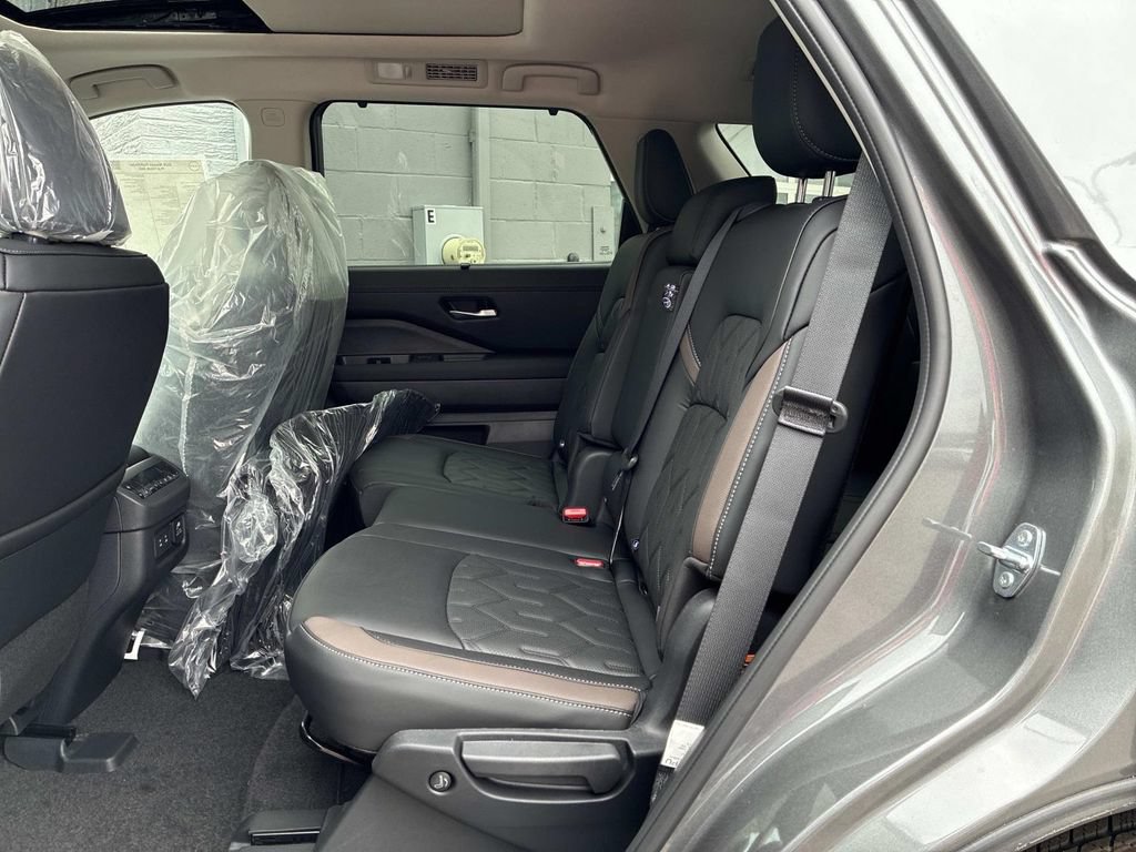 New 2026 Nissan Pathfinder Platinum w/ Cargo Package AWD/4WD image 5
