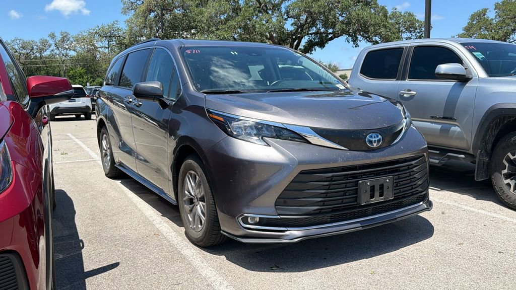 Used 2024 Toyota Sienna XLE FWD image 3