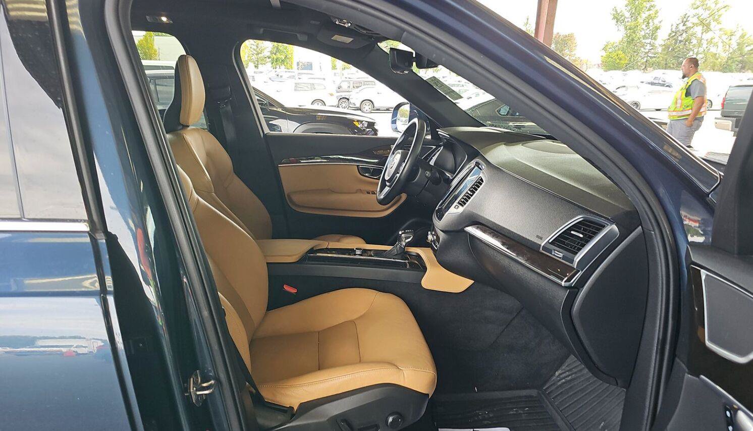 Used 2019 Volvo XC90 T6 Momentum w/ Advanced Package AWD/4WD image 3