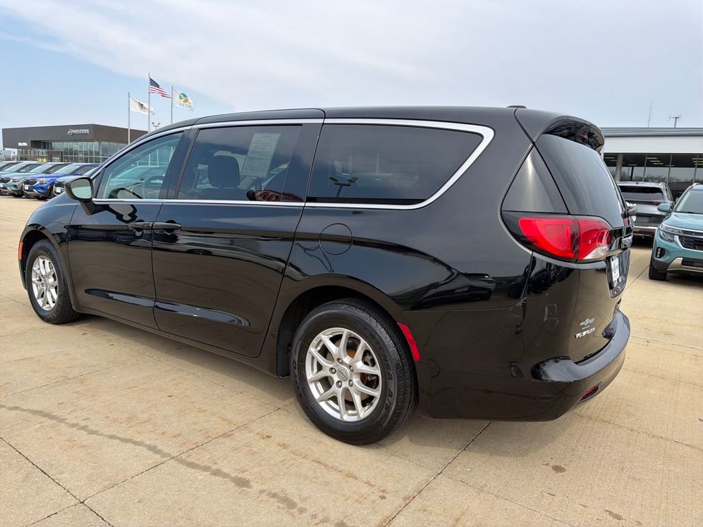 Used 2024 Chrysler Voyager LX FWD image 3