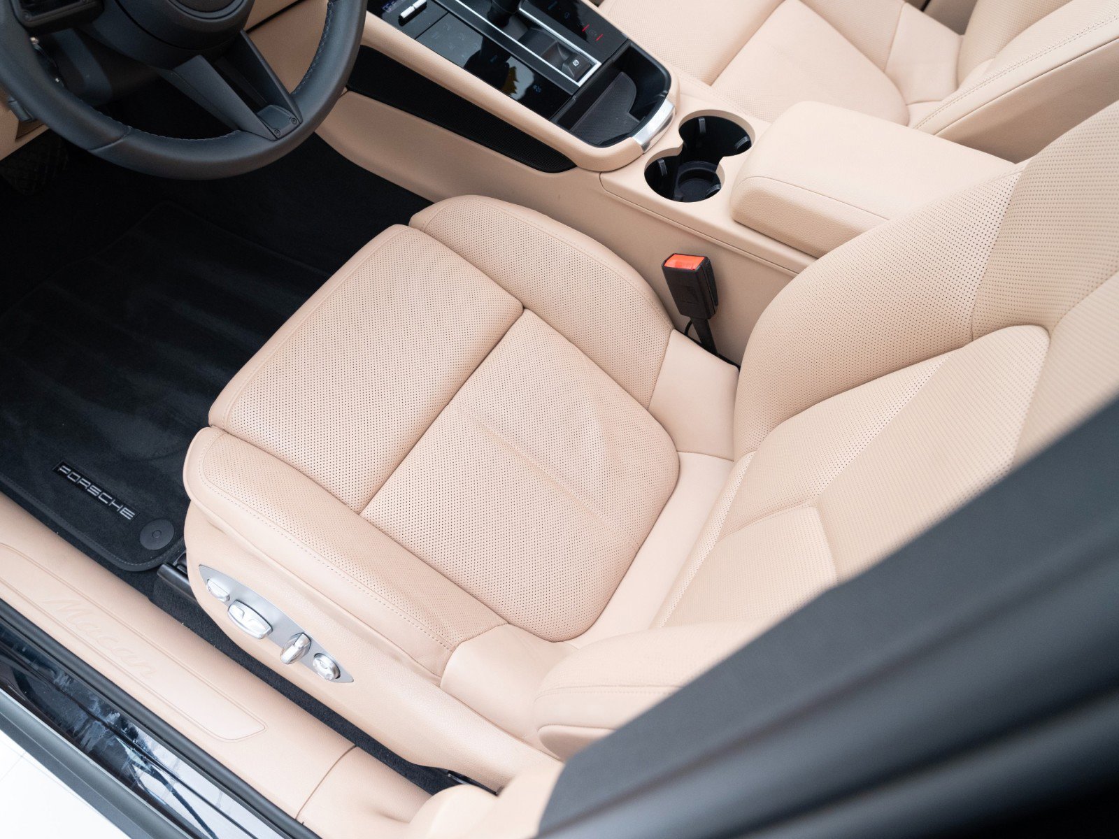 Certified 2025 Porsche Macan image 16