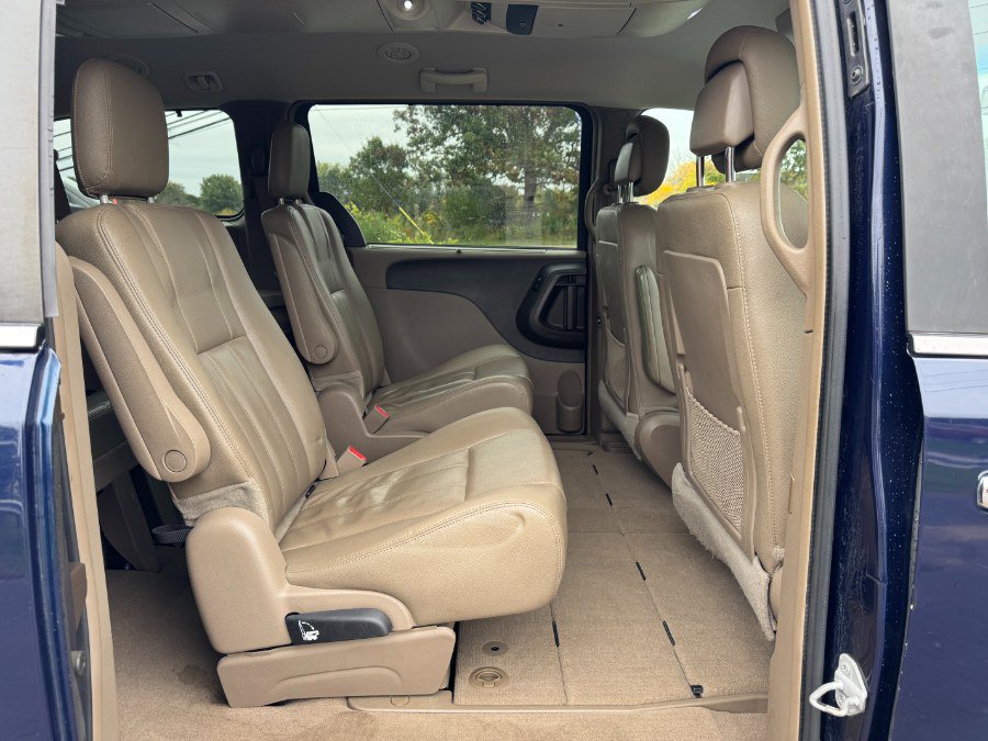 Used 2015 Chrysler Town & Country Touring w/ Driver Convenience Group FWD image 19