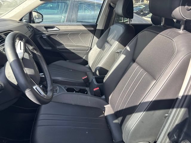 Used 2023 Volkswagen Tiguan SE w/ Panoramic Sunroof Package FWD image 7