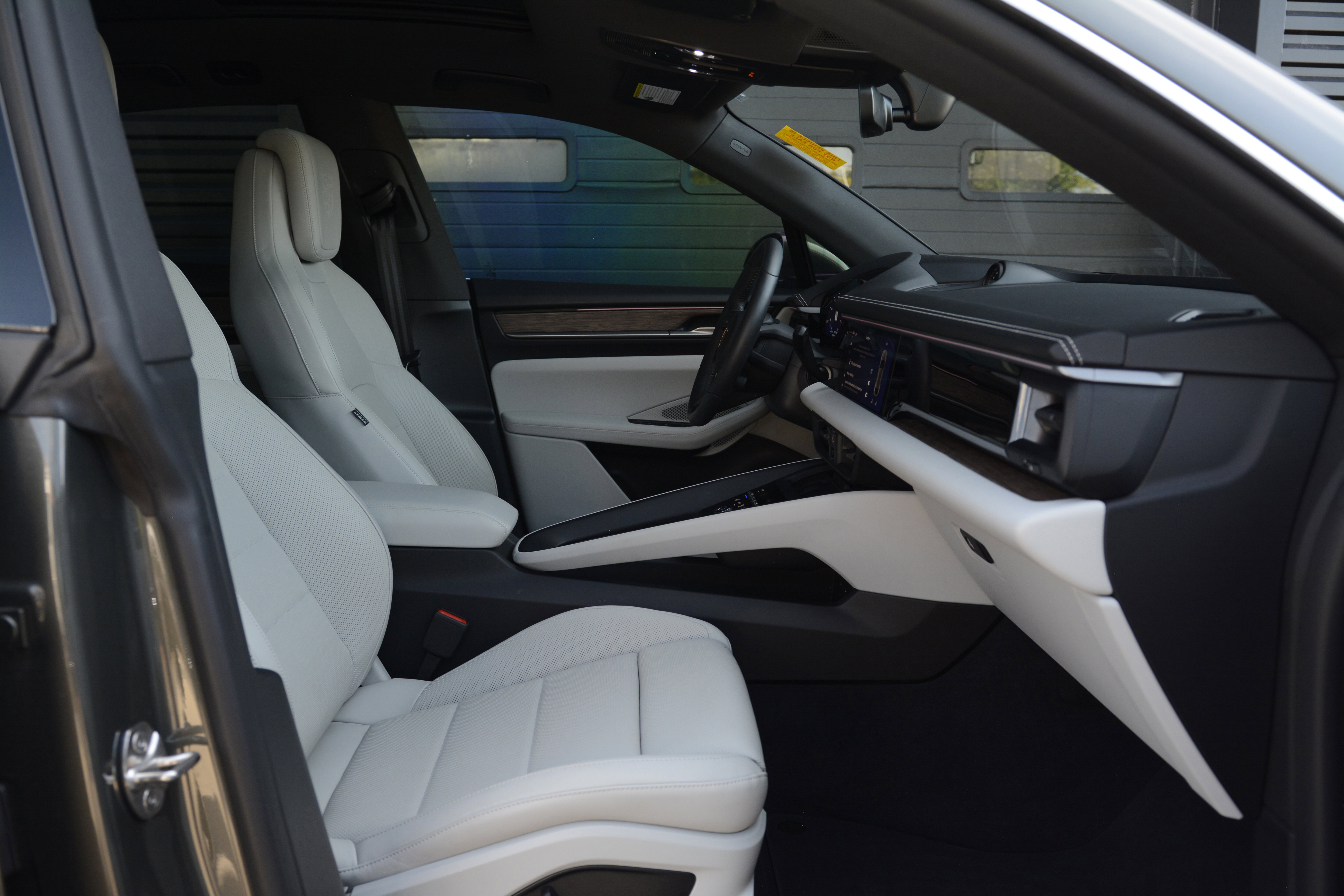 Certified 2025 Porsche Macan 4S Electric AWD/4WD image 25